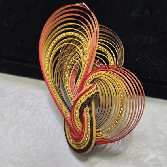 Elegant Multicolor Swirl Brooch - Picture 3 of 16